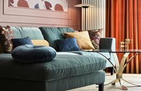 Canapé bleu et rideaux orange dans le salon moderne