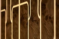 Motif doré sur détail de mur en bois