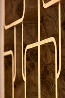 Motif doré sur détail de mur en bois
