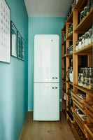 Réfrigérateur congélateur de style vintage dans un garde-manger moderne