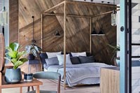 Chambre moderne avec mur en bois