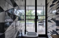 Vue dans la salle de bains moderne avec carrelage à motifs sur le mur