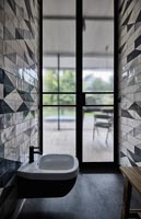 Salle de bains moderne avec carrelage à motifs sur le mur