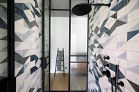 Salle humide moderne avec carrelage à motifs sur le mur