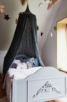 Auvent gris foncé sur lit pour enfants en bois gris pâle