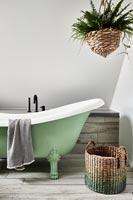 Salle de bain moderne avec baignoire sur pieds verts