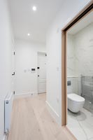 Petit couloir avec vue sur salle de bain moderne