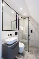 Petite salle de bain monochrome moderne