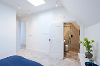 Chambre moderne avec vue sur petite salle de bain attenante