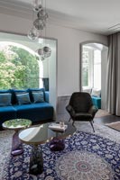 Salon moderne avec canapé situé dans une alcôve de fenêtre