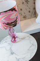 Lampe rose sur table de chevet en marbre