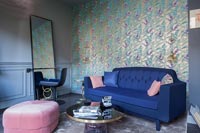 Papier peint sur mur de fonction derrière un canapé bleu dans un salon moderne