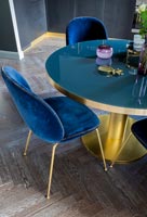 Table à manger bleu et or avec chaises en velours