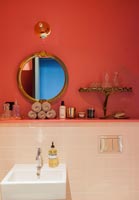 Salle de bain moderne et colorée