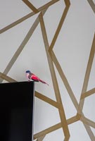 Détail d'ornement d'oiseaux contre mur à motifs