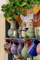 Collection de cruches et bols de poterie sur commode