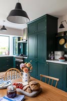 Cuisine-salle à manger de style champêtre vert moderne