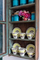 Affichage de service à thé vintage et bocaux de rangement dans une armoire murale