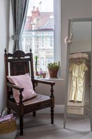 Chaise en bois sombre antique dans la chambre moderne