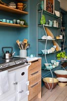 Poêle de style Aga dans une cuisine moderne avec des murs peints en bleu sarcelle