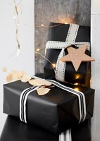 Cadeaux de Noël noir et blanc avec étoile en liège