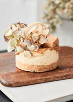 Petit cheesecake décoré de pétales de fleurs - détail