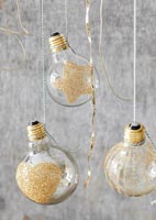 Boules d'ampoule décorées de paillettes d'or