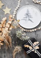 Affichage de Noël noir, blanc et or sur table à manger en bois