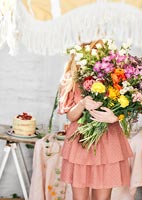 Jeune femme, tenue, grand, bouquet fleurs coupées