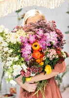 Jeune femme, tenue, grand, bouquet fleurs coupées