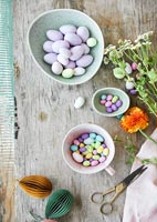 Oeufs de Pâques en chocolat dans des bols sur table en bois