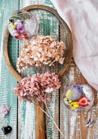 Raquette de tennis vintage décorée de fleurs