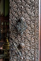 Porte d'entrée sculptée ornée - détail