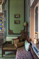 Murs richement peints dans le salon avec des meubles classiques