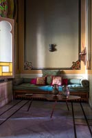 Grand canapé et coussins dans un salon classique avec des murs peints