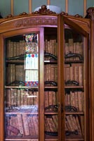 Détail de l'armoire en bois remplie de livres