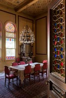Salle à manger classique avec vitraux et plafonds décoratifs