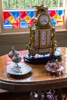 Horloge de transport antique sur table en bois