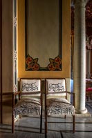 Mur peint derrière deux chaises dans le couloir classique