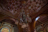 Plafond orné avec lustre dans le palais