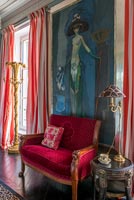 Salon classique coloré avec une grande peinture de nu