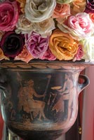 Détail de roses vintage dans une urne classique