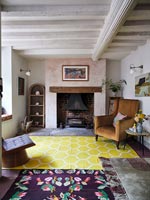 Salon de campagne avec tapis jaune moderne