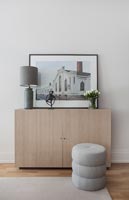 Petite armoire en bois dans un salon moderne