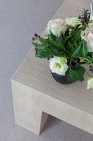 Détail de fleurs sur table basse en bois
