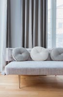 Canapé moderne gris pâle avec coussins ronds