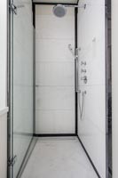 Cabine de douche noire et blanche