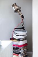 Lampe en métal moderne sur pile de livres