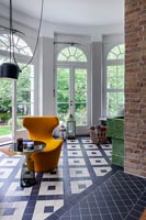 Chaises orange dans le salon avec un sol monochrome