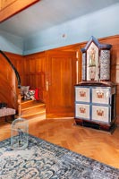 Escalier en bois classique - armoire antique inhabituelle dans le couloir